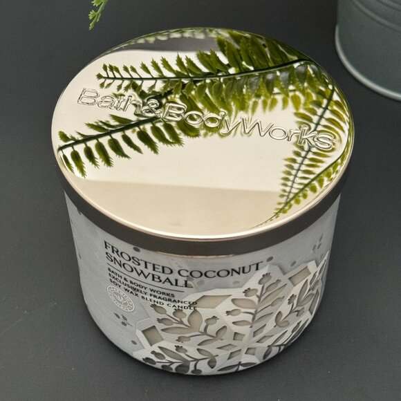 BBW Frosted Coconut Snowball Bath & Body Works 3 Wick Candle - Picture 4 of 10